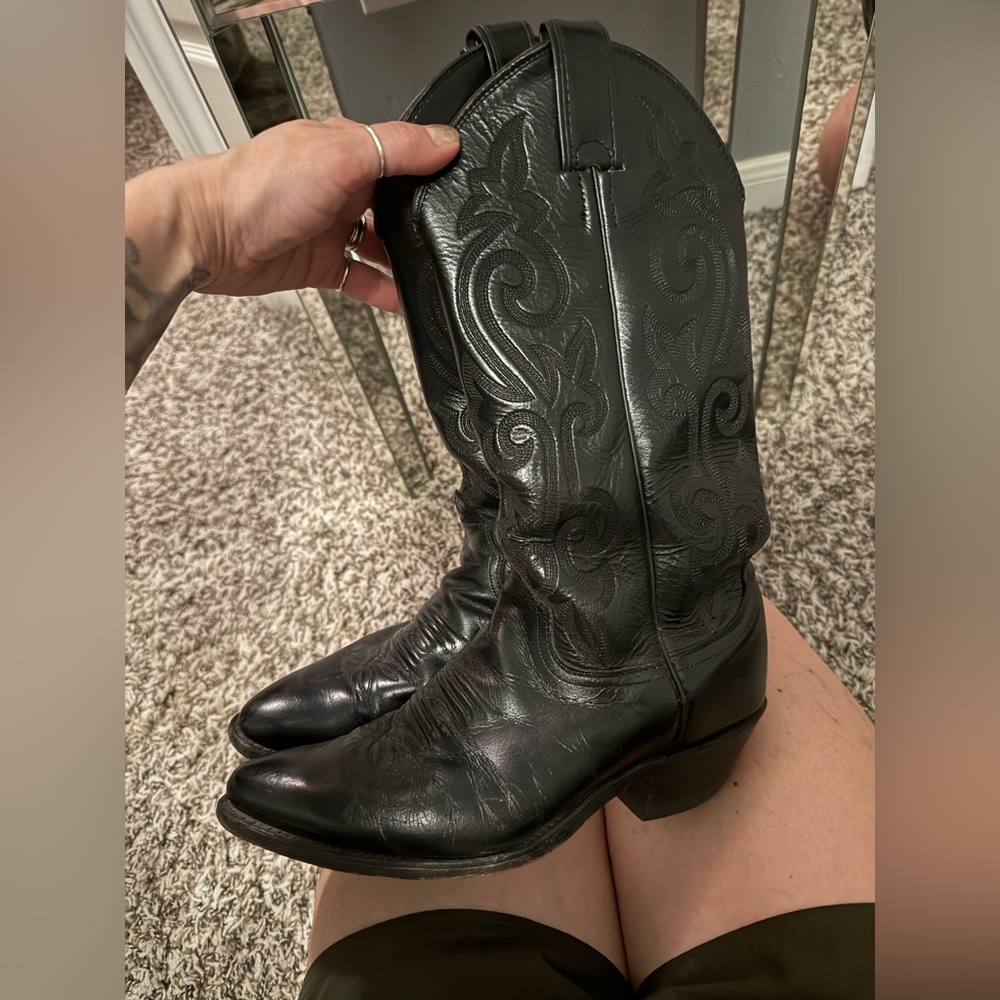 Vintage Women's Justin Cowboy Boots in black and 6.5